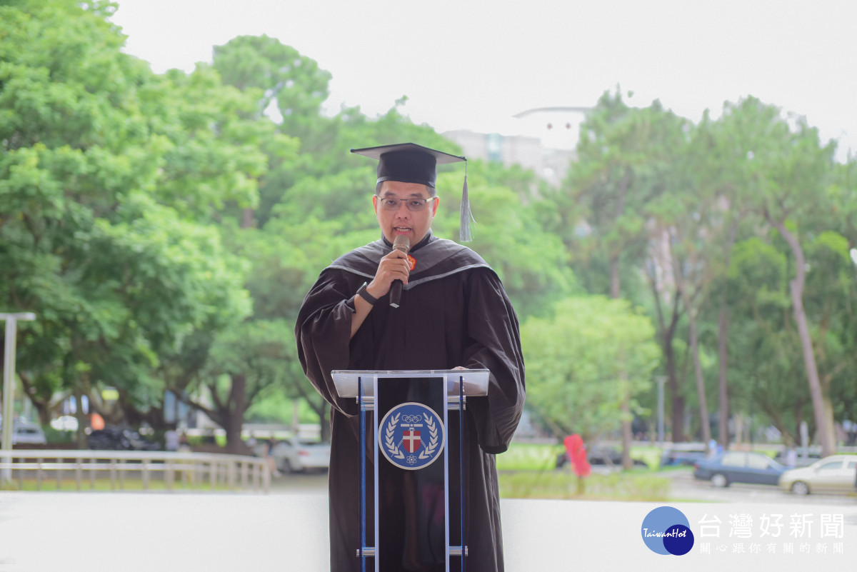 「蒙福的一棵樹」櫻花樹捐贈活動,博雅班畢業生杜柏霖代表捐贈人致詞。