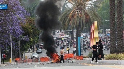 抗議民眾在洛杉磯街頭設置路障,焚燒物品。翻攝白宮X