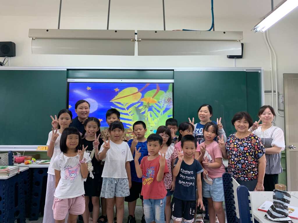 ▲福德國小在校內的靜思書軒舉辦一場別開生面的「親子雙語閱讀」活動。卓鴻賓校長表示，學校在推動閱讀教育及英語學習方面始終不遺餘力，積極營造優質的學習環境及創新教學方式。（福德國小提供）
