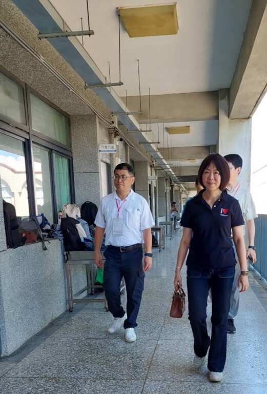 ▲教育處長蔡美瑤前往試場巡視及慰勉試務工作。(臺東縣教育處提供)
