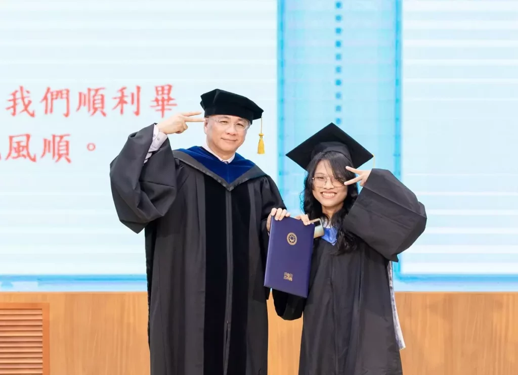 校長鄭道明(左)與正冠代表合影,擺出可愛姿勢,驚喜程度破表。(圖/朝陽科大提供)
