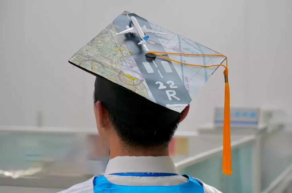 為了慶祝畢業,飛航系畢業生蘇宥仁特別把波音787-9夢幻客機,放上貼有機場跑道的學士帽,創意十足。(圖/朝陽科大提供)