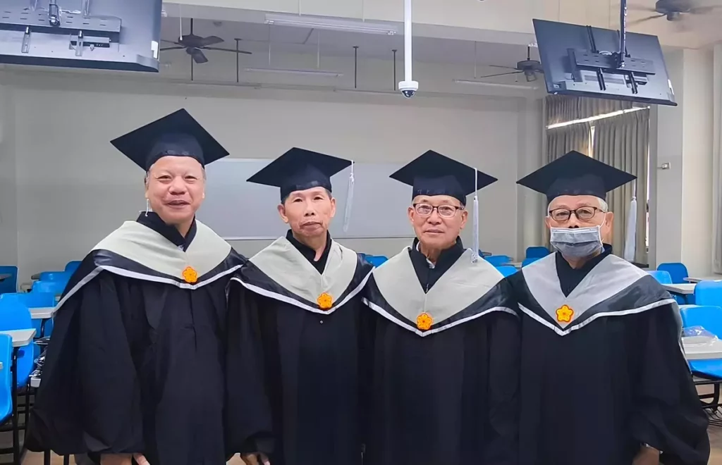 4位超過70歲的銀髮產業管理系畢業生取得正式學位,分享心路歷程令人動容。(圖/朝陽科大提供)