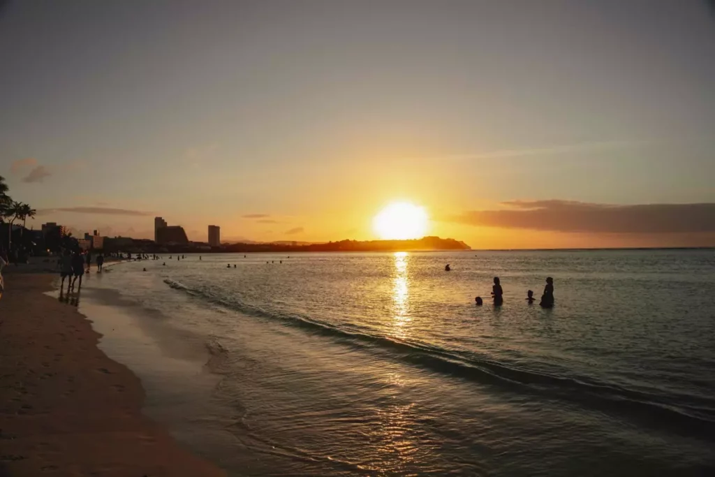 關島經典日落美景，夕陽灑落海面，吸引眾多旅客駐足欣賞