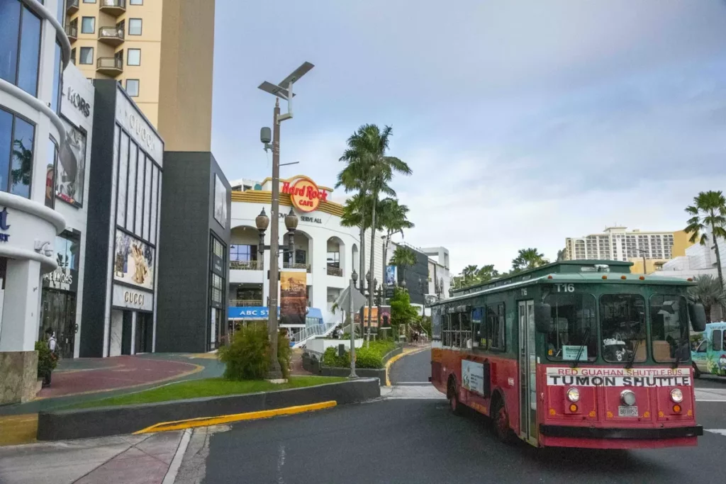 搭上關島噹噹車，輕鬆暢遊購物中心、海灘與飯店區