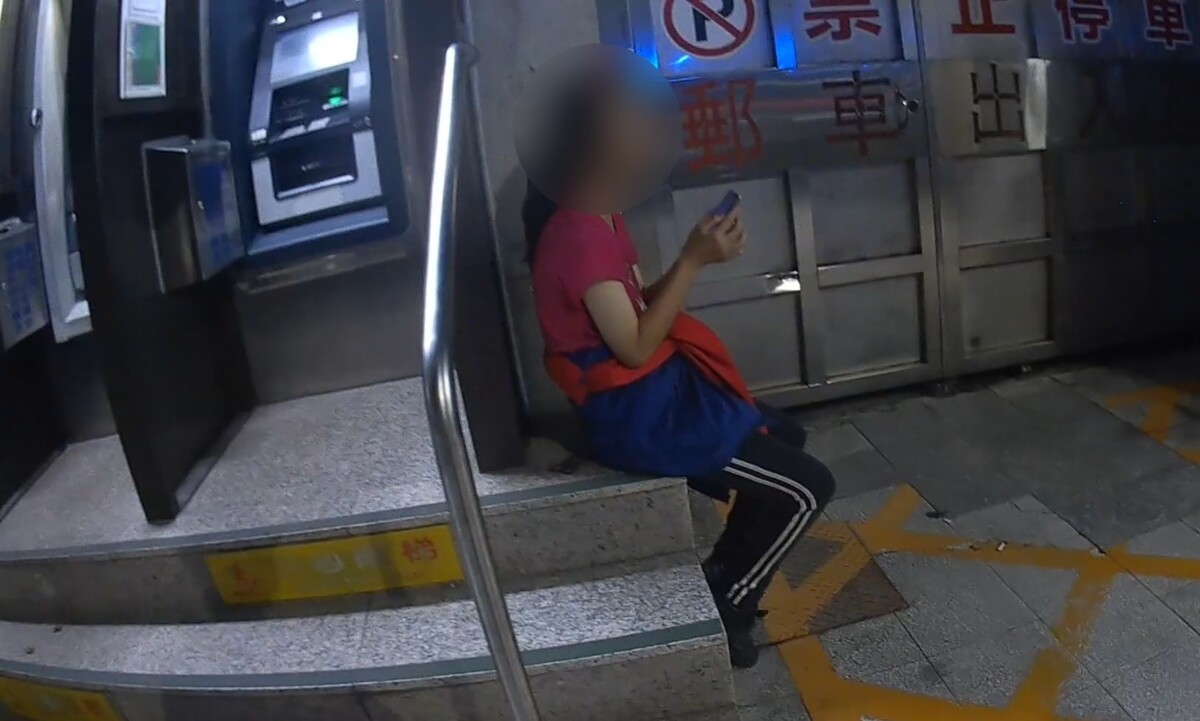 ▲副所長陳奕宣發現坐在ATM前的女子相當眼熟,主動上前關心後,發現她正是稍早他轄通報的失蹤人口。