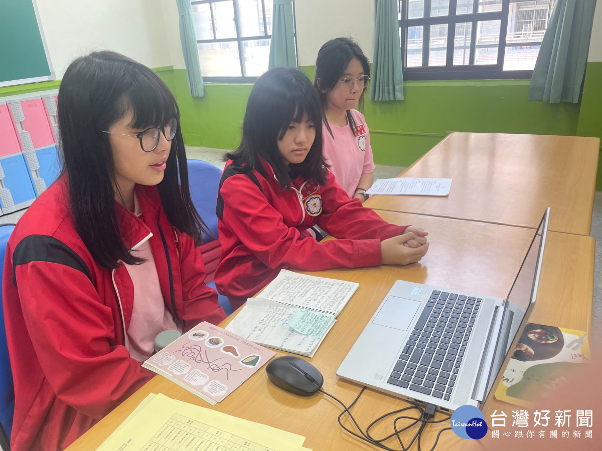 線上比賽實況，表情嚴肅、內心非常緊張