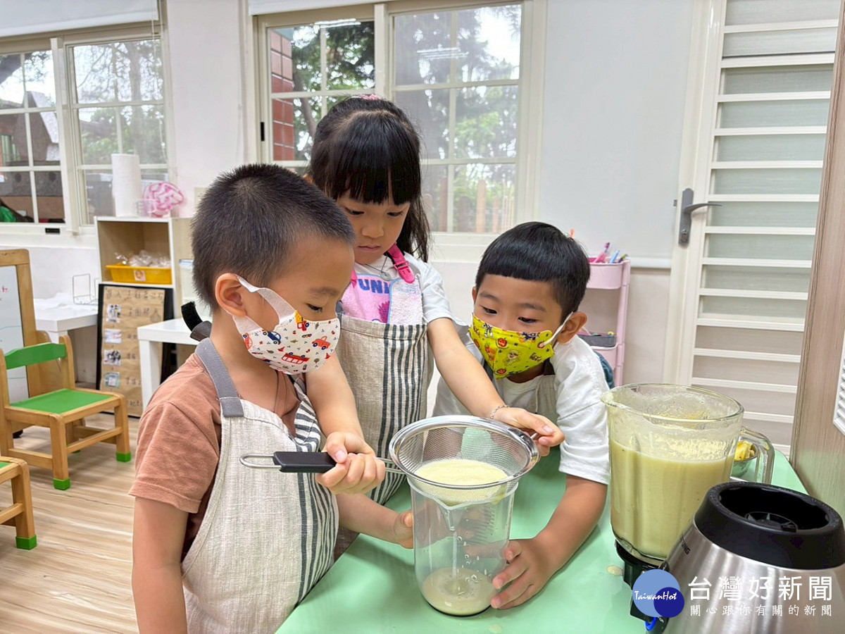 小組分工合作完成美味可口的水果汁料理
