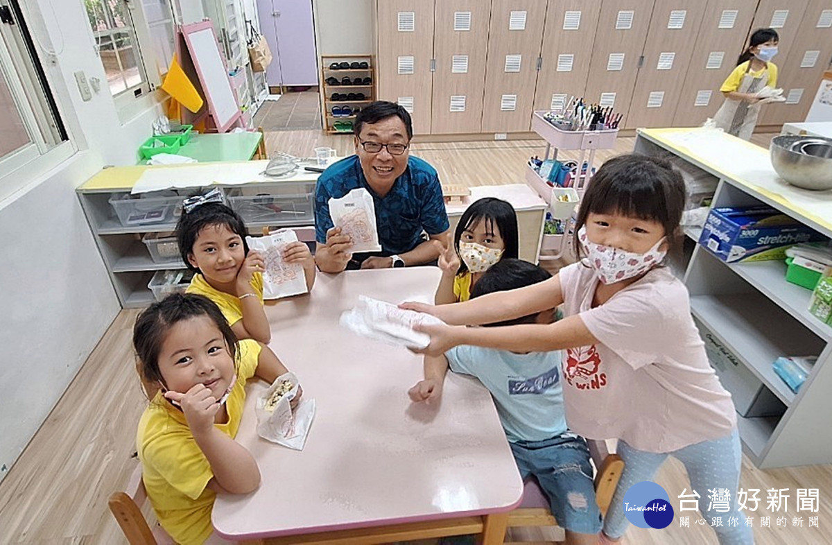 校長與幼生共同享用親手做的麥餅