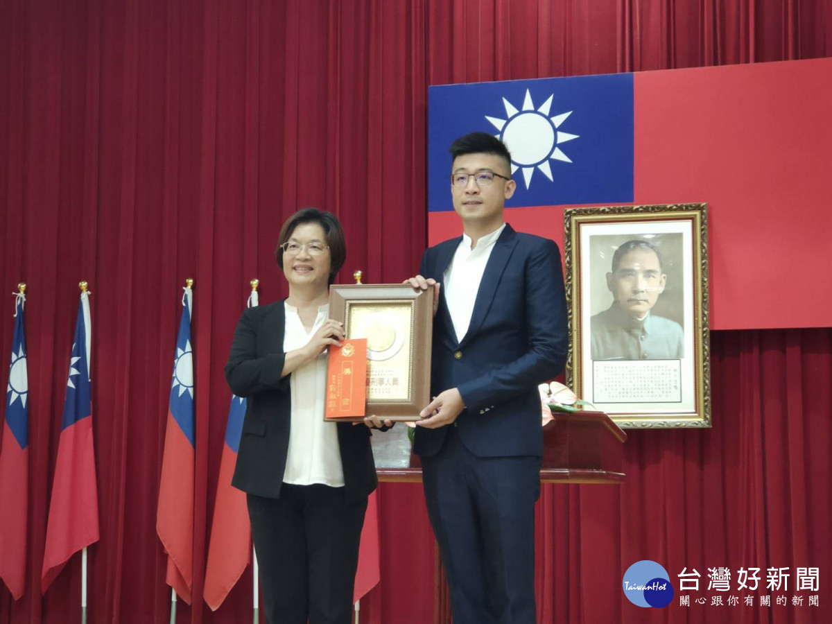 615愛在警察節向警察致敬,縣長王惠美表揚63位績優警察同仁。圖/記者鄧富珍攝