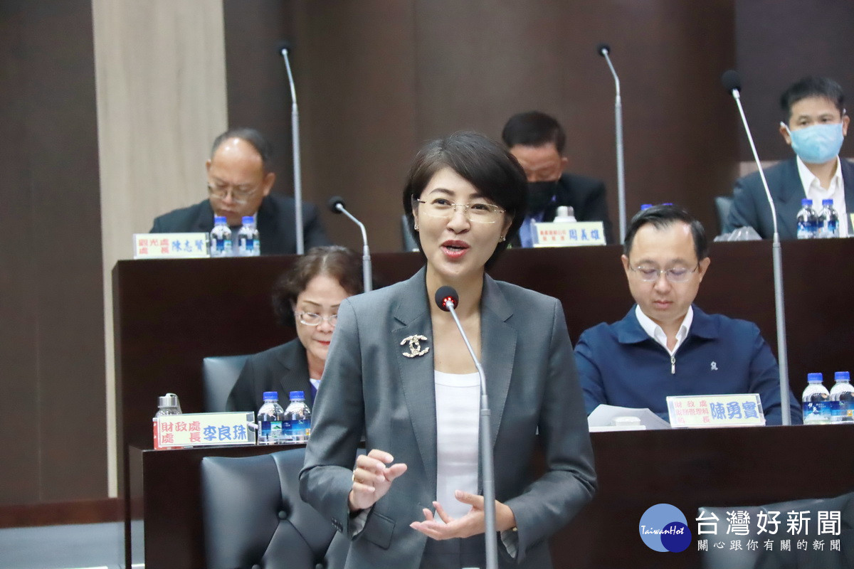 許縣長認為卓院長不該以二分法來處理補助問題。（記者扶小萍攝）