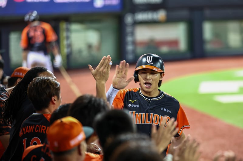 統一獅隊陳傑憲(圖)敲出勝利打點,助隊終場以6比4拿勝,這是自從他宣布要去美國職棒白襪隊擔任開球嘉賓後少見的笑容。 中央社