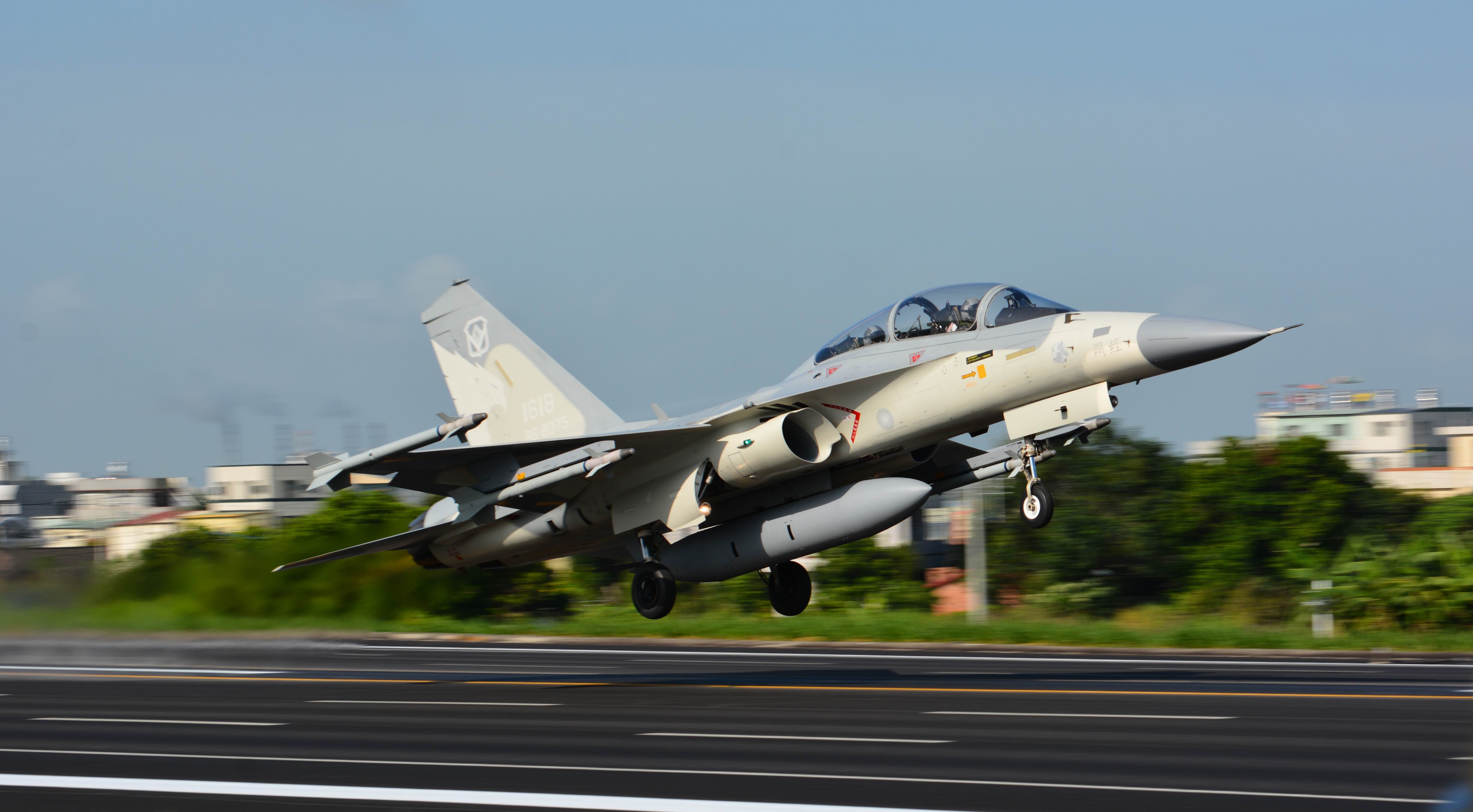 空軍經國號戰機跑道爆胎事件,居然是漢翔公司的疏失。資料照片