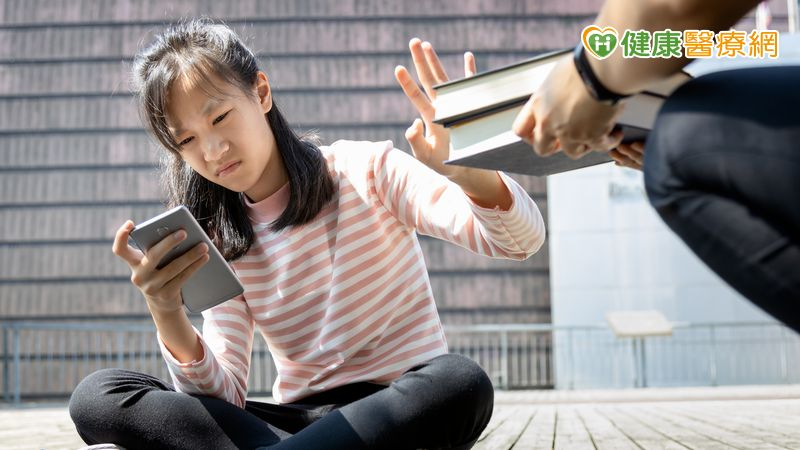 孩子沉迷短影音罵了也沒用?醫:2點判斷是否已「成癮」 籲親子攜手面對