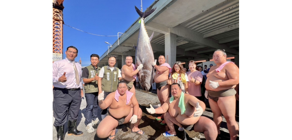 屏東黑鮪魚季迎來日本相撲挑戰扛黑鮪魚試煉 雙方組隊PK嗨翻魚市場