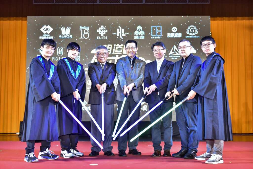 ▲汪大久校長、王俊傑董事長與家長會長林雍祥、校友會理事長林江棟及平台開發團隊葉柏辰、林杰陞、廖耿鋒同學一同上台啟動「明道人才雲」系統,象徵明道人力資源正式邁向數位共創新時代。(記者林明佑翻攝)