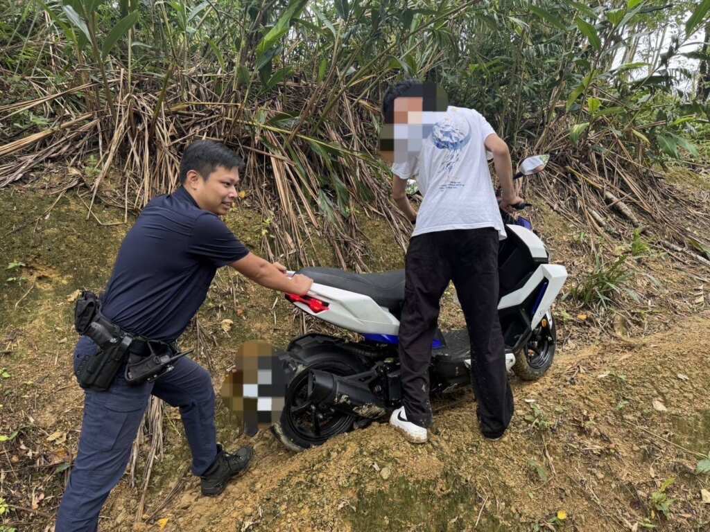 ▲員警協助脫困。(臺北市政府警察局提供)