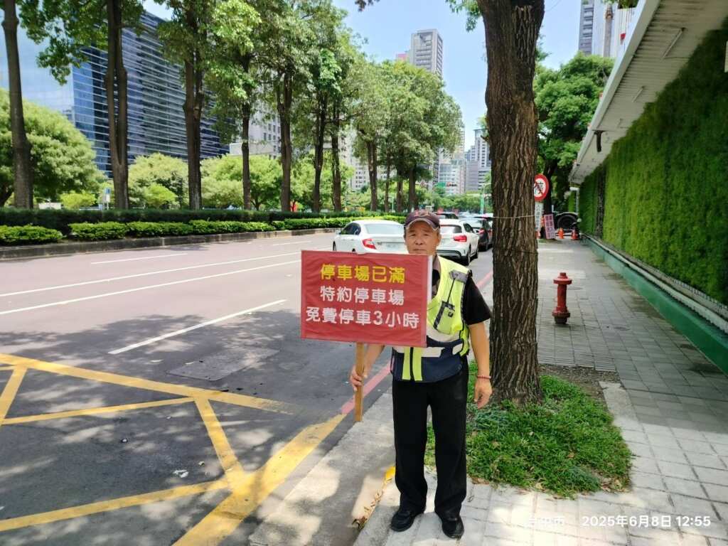 ▲台中市府要求百貨業者於停車場將滿場時,專人舉牌引導停放特約停車場。(台中市交通局提供)