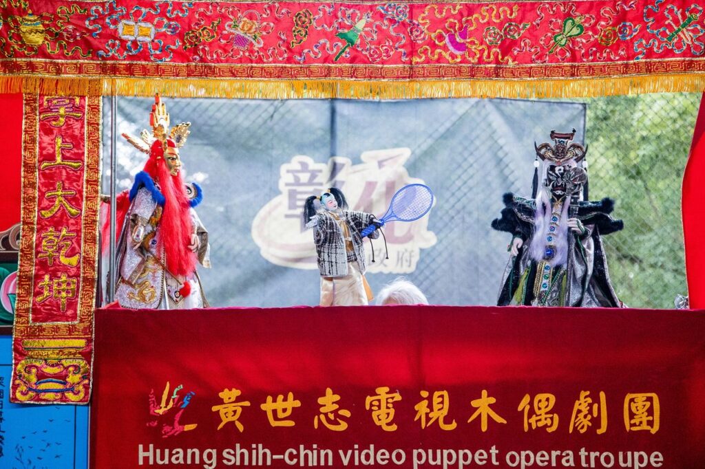 黃世志電視木偶劇團進行精彩表演