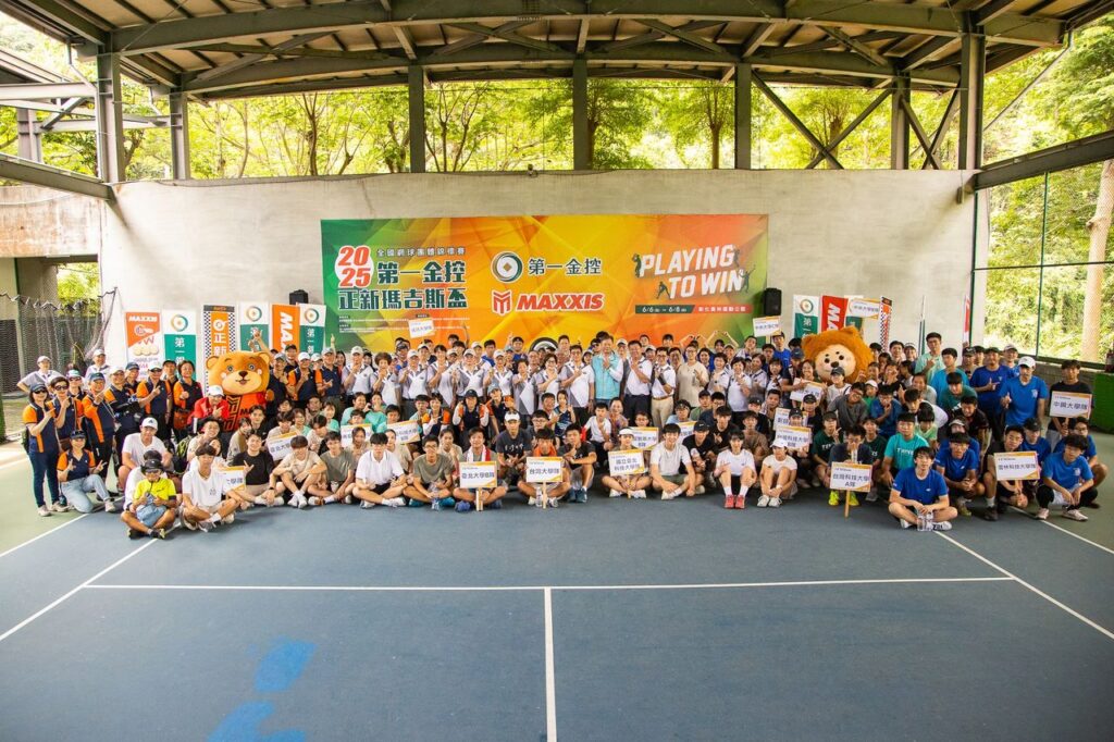 與會貴賓和選手共同合影留念