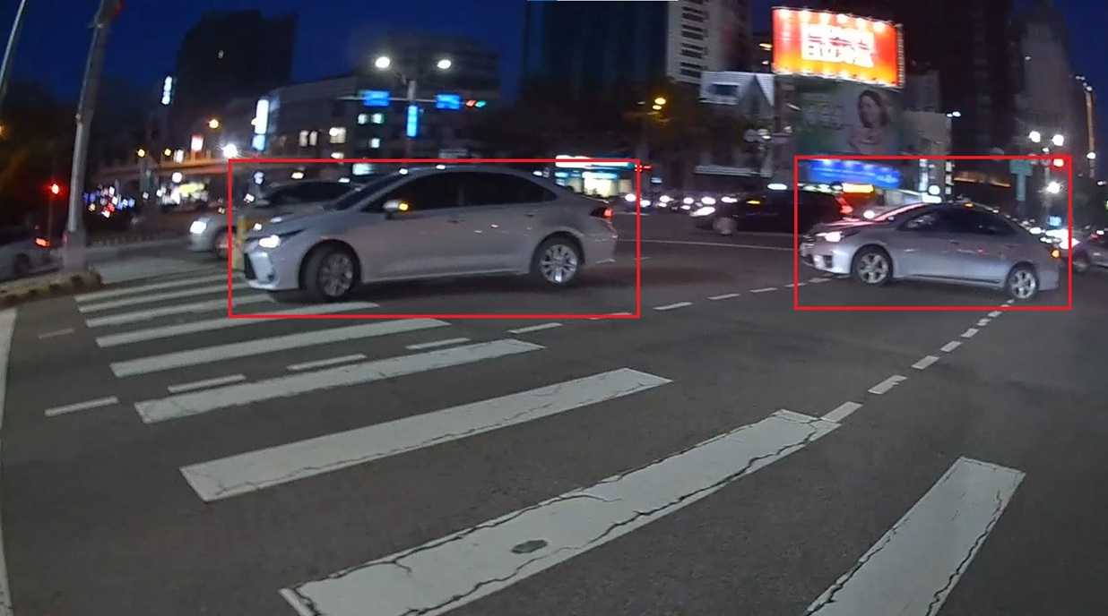 ▲圖說:高雄駕駛人不熟路況,差點駛入臺灣大道逆向車道,警員冒險介入疏導交通,成功化解危機 (圖/台中市政府 提供)