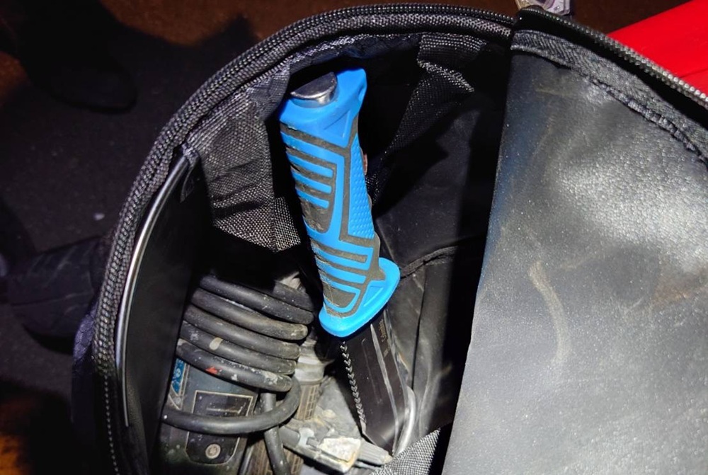 暴怒亮刀 微型二輪電動車騎士未掛車牌又涉恐嚇 213 cnews204250609a15