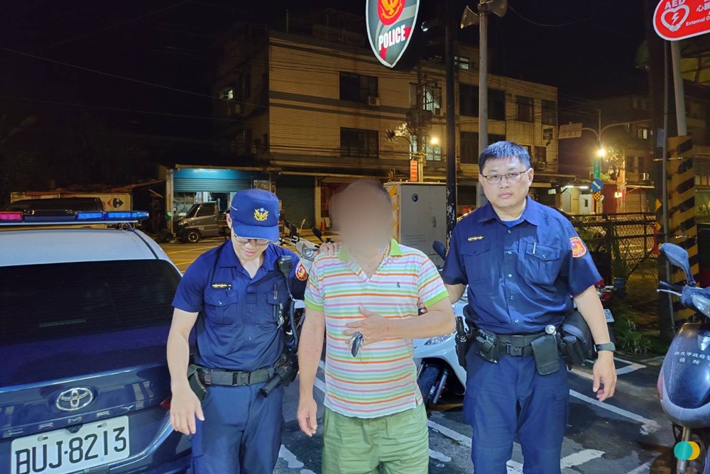 暴怒亮刀 微型二輪電動車騎士未掛車牌又涉恐嚇 214 cnews204250609a14