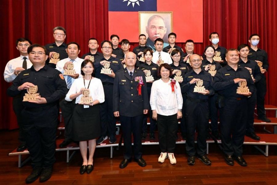 嘉市歡慶警察節 黃敏惠表揚模範警察 揭幕互動式情境模擬訓練靶場