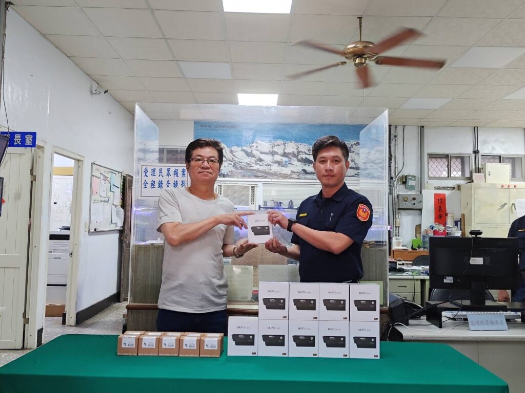 和一路所警友站贊助執勤器材感謝員警辛苦付出。(記者薛秀蓮翻攝)