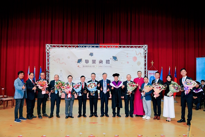 ▲聖約翰科大表揚114年度傑出校友,左起:賴俊年董事、蔡銘哲董事、陳書紘副董事長、林楷明董事長、楊榮賢總經理、彭國書總經理、林文煌副總經理、曾鴻鍊執行董事、唐彥博校長、管永愷董事長、董事張員榮主教、林振史廠長、李宇宸副總經理、簡沛恩總經理及王俊傑(藝名香蕉)負責人。