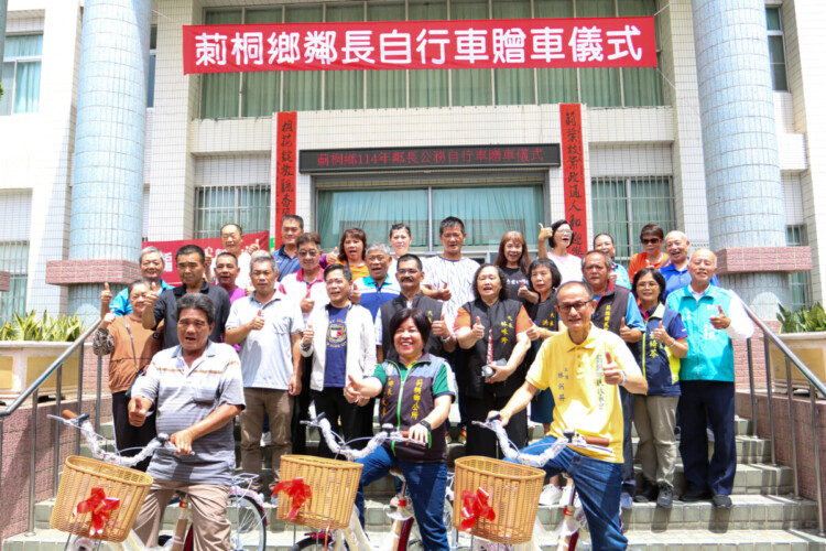 ▲莿桐鄉公所鄉長廖秋蓉（中）捐贈腳踏車給全鄉鄰長與代表會主席林弼昇（右）與全體代表與受贈鄰長合照。（記者劉春生攝）