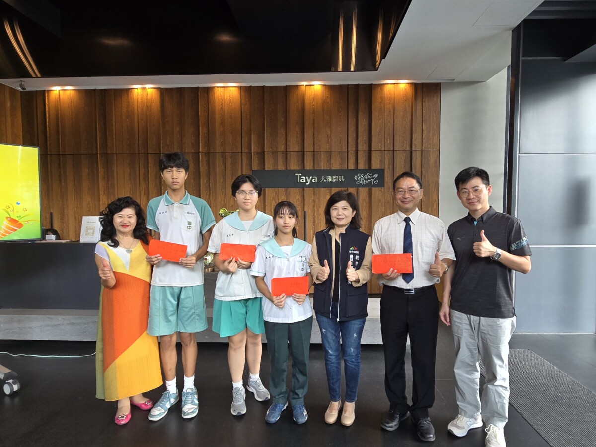 ▲大雅廚具總經理楊素眞(左一)、教育局副局長賴緣如(左五)及大雅國中學測滿級分學生合照。（記者廖美雅拍攝）