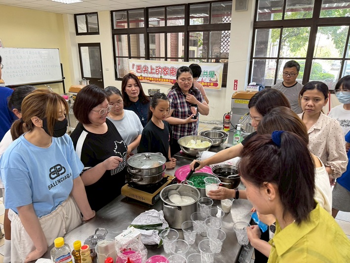 ▲舌尖上的家鄉-印尼媽媽講師講解傳統飲品作法。