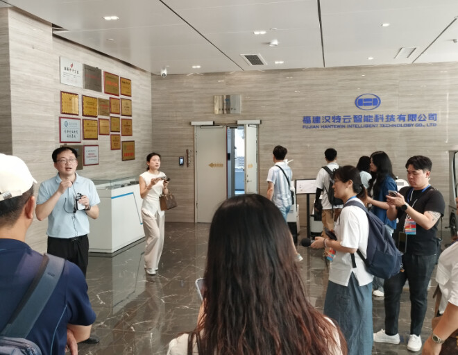 ▲兩岸新聞媒體採風團走進福建漢特雲智能科技有限公司。