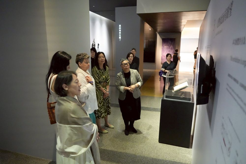 《圖說》世界宗教博物館館長馬幼娟（前右一）向參訪貴賓介紹館內展示品。〈宗博館提供〉
