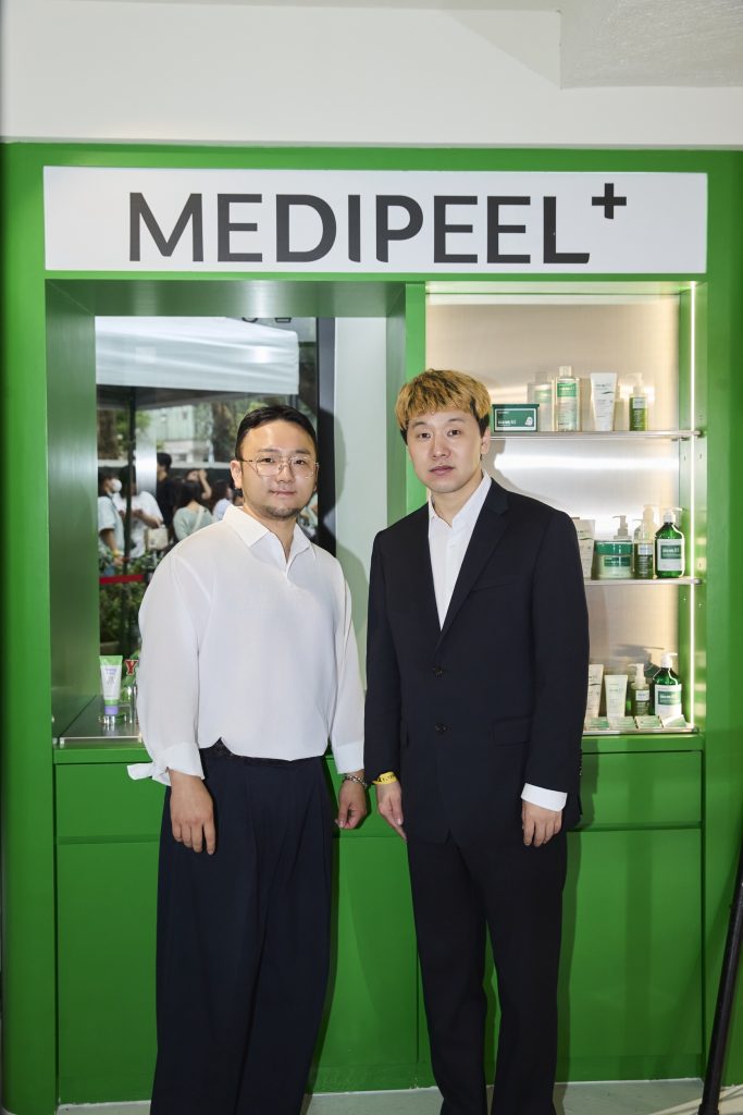 圖：韓國veteze品牌代表志源，與Medipeel台灣品牌代表李福哲，感謝粉絲出席快閃店活動。（照片提供：MEDIPEEL）