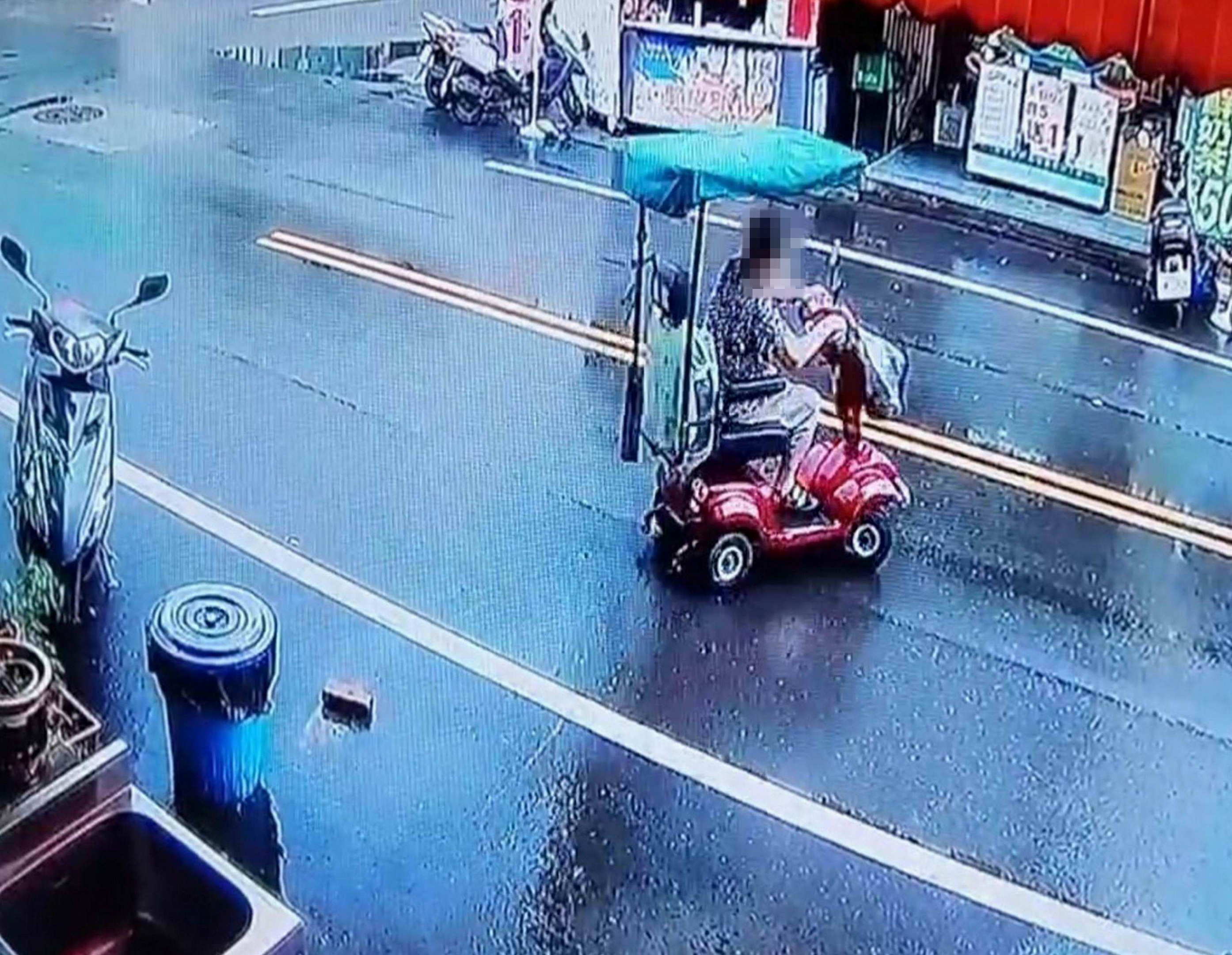 彰化阿嬤騎電動輔助車失控撞機車 肇事後神祕繞巷「逃逸」 - https://www.watchmedia01.com