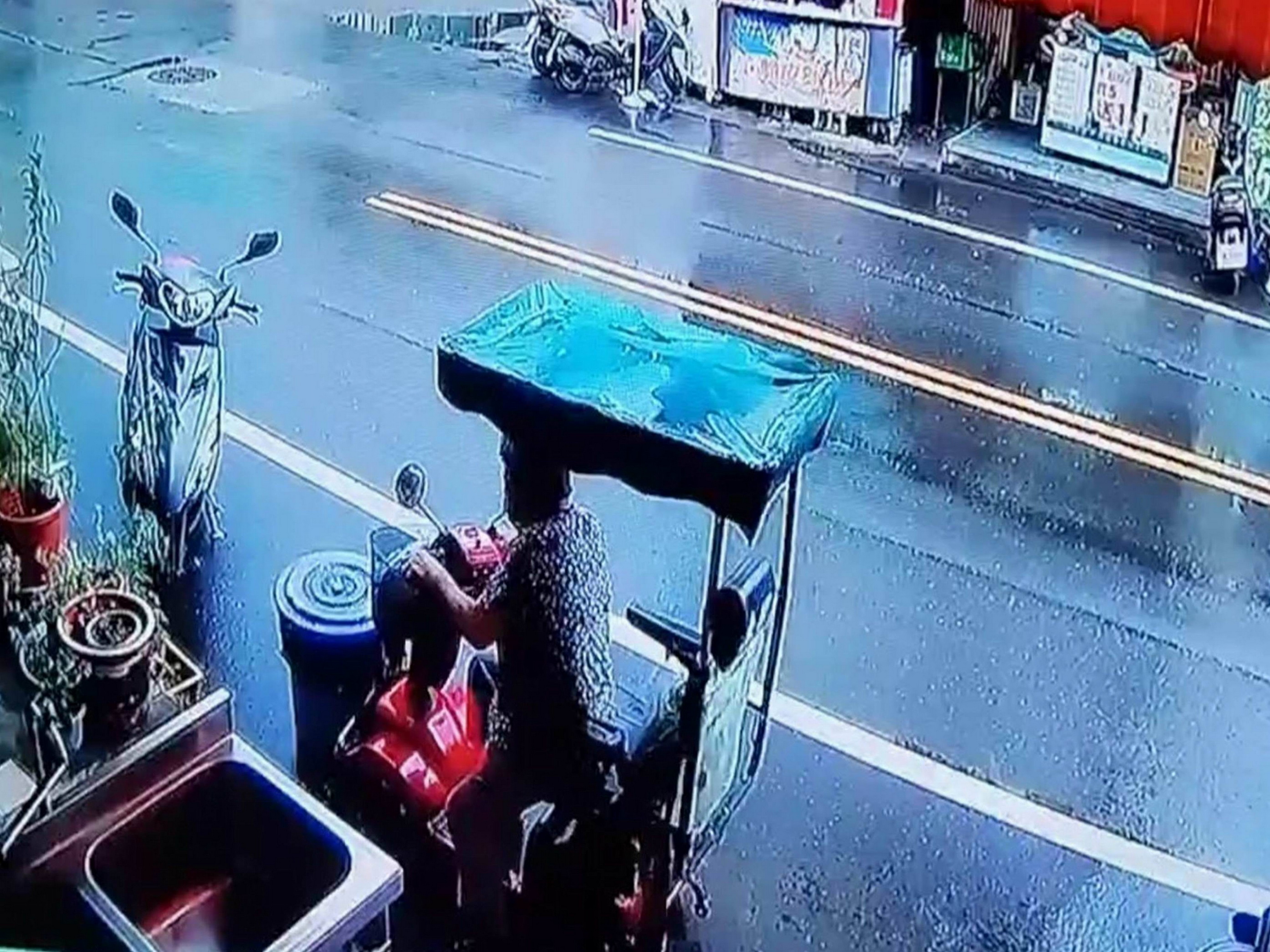 彰化阿嬤騎電動輔助車失控撞機車 肇事後神祕繞巷「逃逸」 - https://www.watchmedia01.com
