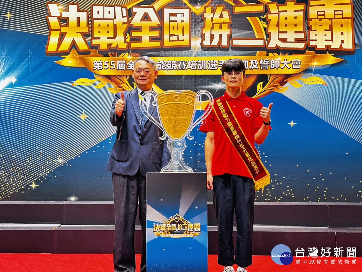 賴家仁分署長(左)與銲接職類選手宋偉騏(右)一起進行決戰全國必勝金盃的啟動儀式。