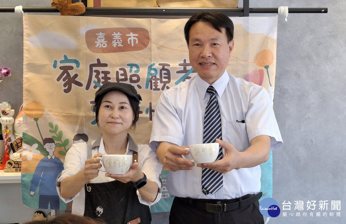 嘉基副院長劉中賢(右)與玉津咖店長陳雅雯一起邀請家庭照顧者來喘息咖啡休憩片刻／嘉基醫院提供
