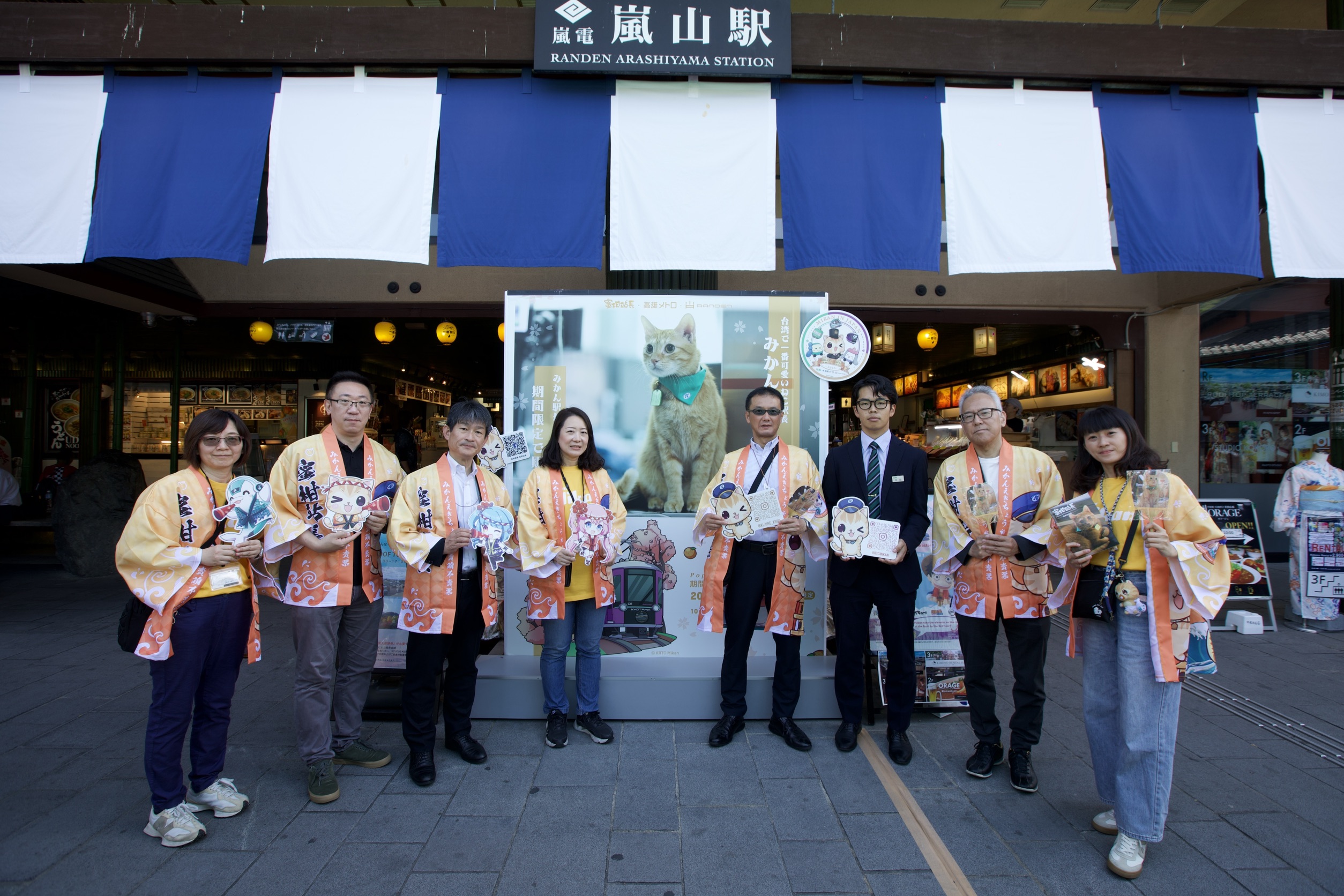 高捷「蜜柑站長」快閃京都嵐山，日台遊客熱情應援