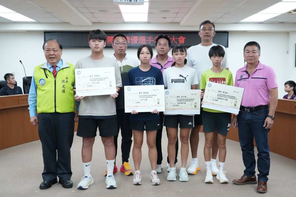 ▲114年全國中等學校運動會績優選手與教練。(澎湖縣政府提供)