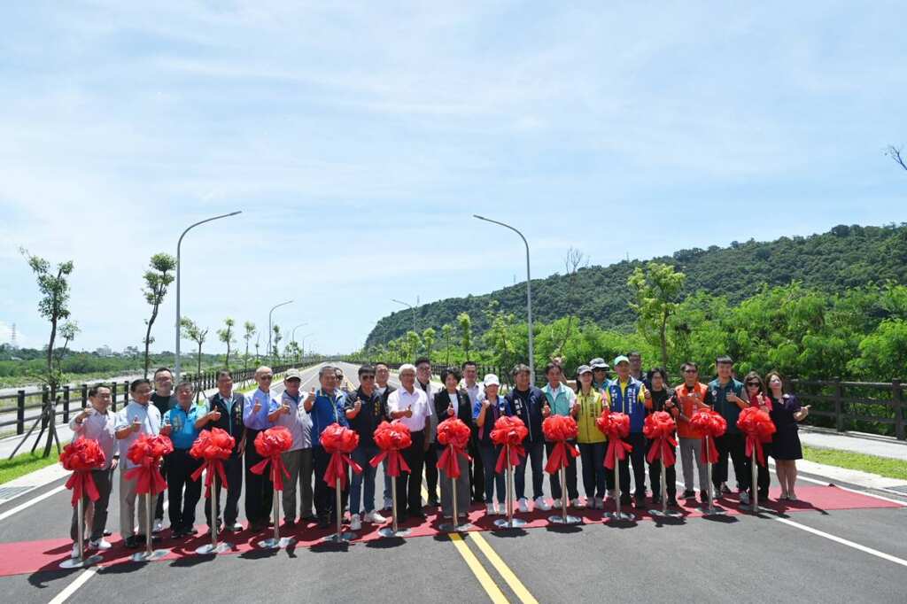 ▲臺東縣政府開闢知本溪右岸路堤共構道路,打造「龍馬大道」為知本聯外交通的新廊道,串連溫泉橋及台9線知本橋。(臺東縣政府提供)