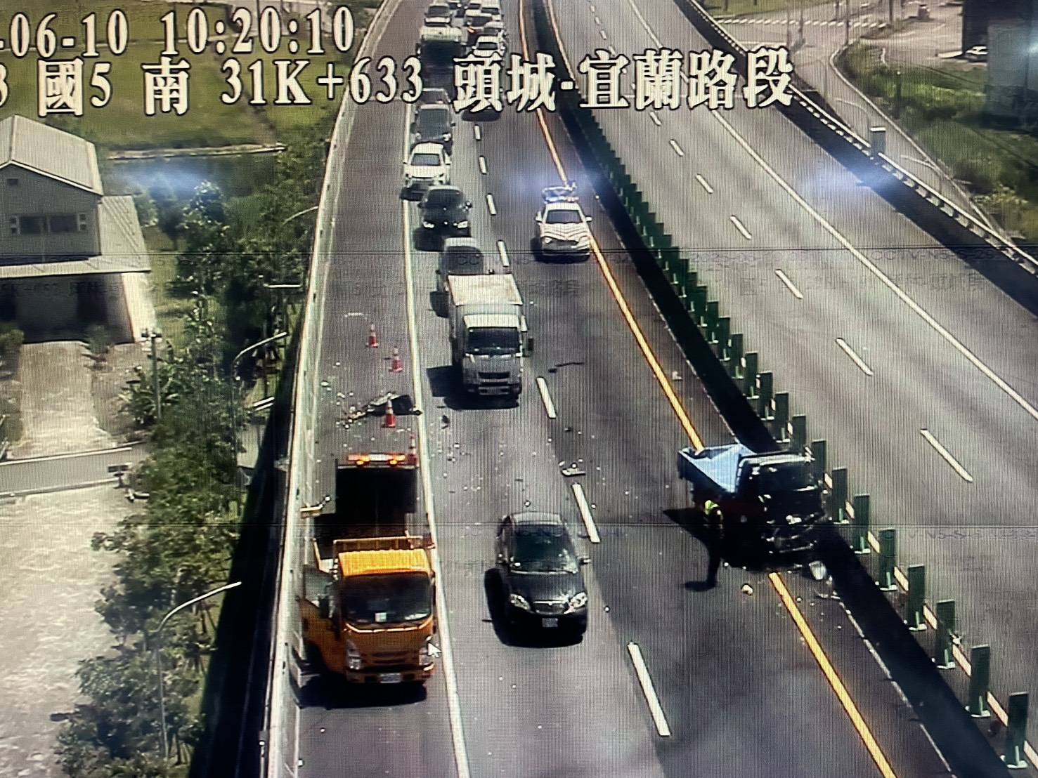 ▲國道5號南下31.6K路肩工程車遭小貨車撞擊,小貨車駕駛OHCA。(圖/國道第九公路警察大隊提供)