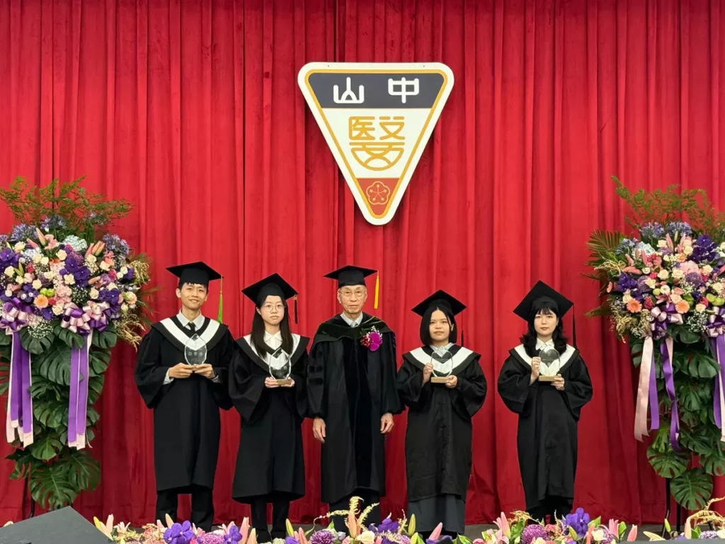 財團法人中山醫學大學董事長周明勇醫師(中)出席頒發勤學獎。(圖/中山醫大提供)