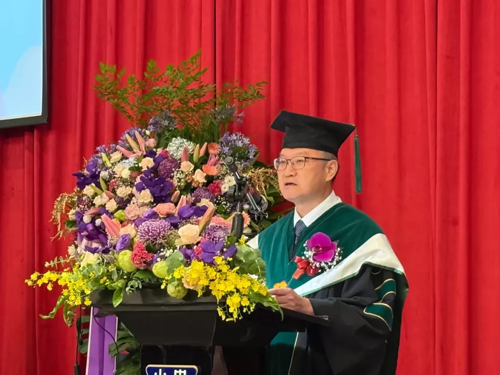 中山醫大校長黃建寧勉勵畢業生在AI世代中堅守初衷、持續學習,勇敢迎接人生下一站。(圖/中山醫大提供)