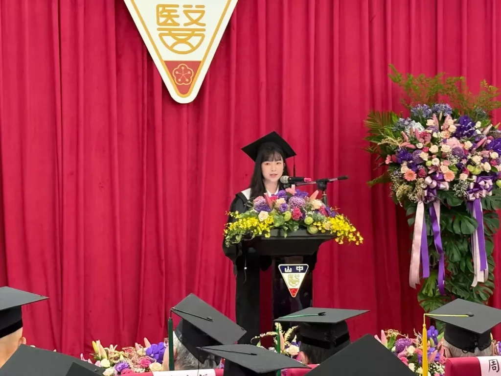 公衛系吳文寧畢業致詞,分享疫情期間的學習歷程與成長心路,感性言語引起現場廣泛共鳴。(圖/中山醫大提供)