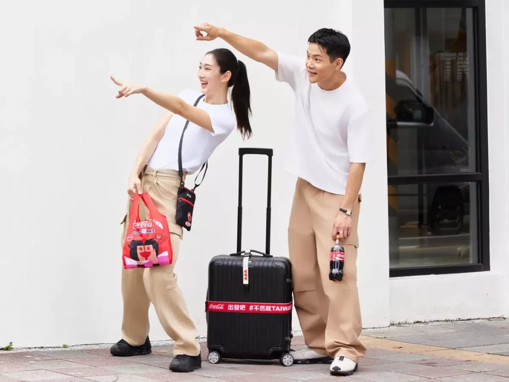 「Coca-Cola™ 同諧一起玩 旅行包組」內含旅行護照包(內附購物袋乙只)、行李箱束帶與掛扣帶。