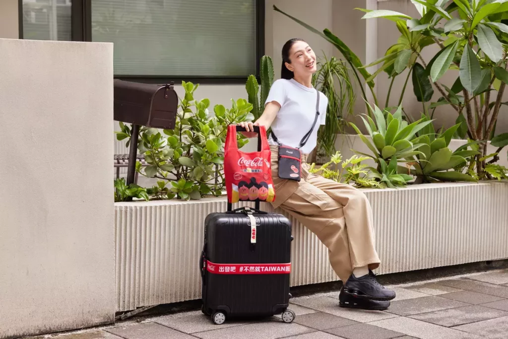 「可口可樂」結合趣味「Share(諧)」音梗,打造時尚與實用兼具的三件式旅行包組。