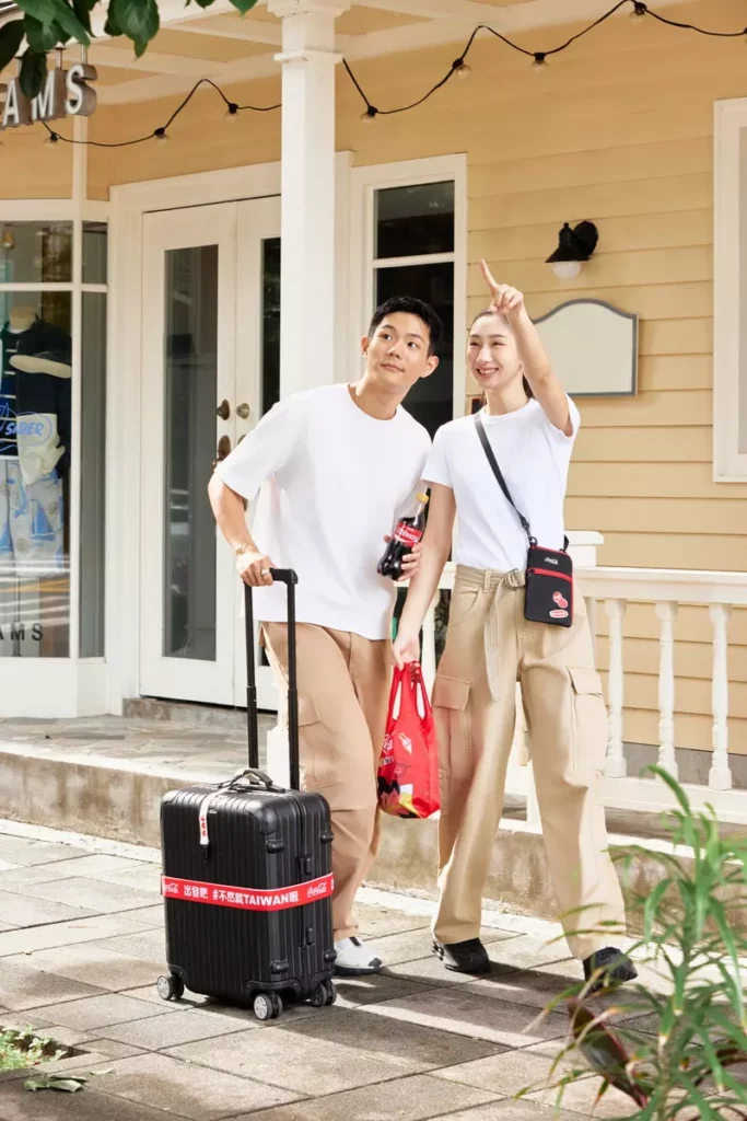 「Coca-Cola ™同諧一起玩 旅行包組」成為今夏出遊的吸睛亮點,打造專屬於你的夏日風格!